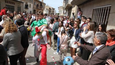 Persecución de Judas entre gente.